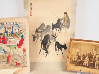 Vente aux enchères Chine, XXe siècle  Lot comprenant une peinture à l’encre et polychromi