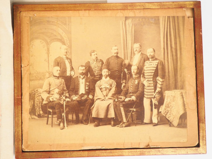 Chine, XXe siècle  Lot comprenant une peinture à l’encre et polychromi