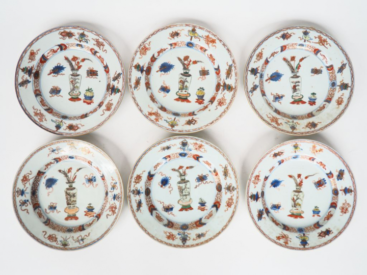 Suite de 6 assiettes en porcelaine polychrome de Chine décor de motifs
