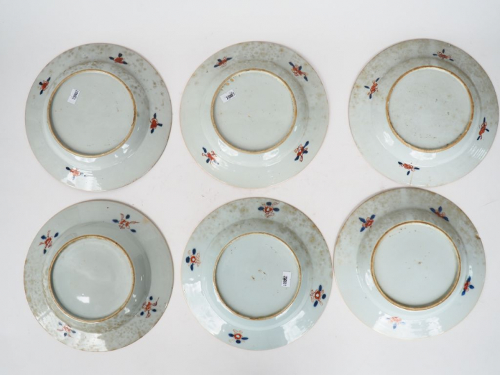 Suite de 6 assiettes en porcelaine polychrome de Chine décor de motifs