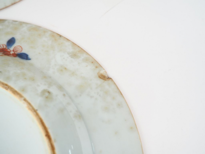 Suite de 6 assiettes en porcelaine polychrome de Chine décor de motifs