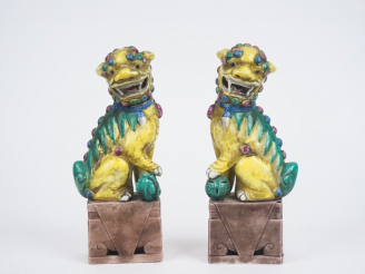 Vente aux enchères Paire de sujets XIXe en porcelaine polychrome de Chine "Chiens de Fo".