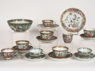 Vente aux enchères Ensemble en porcelaine polychrome de canton de style famille rose à dé