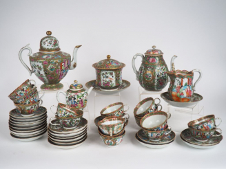 Vente aux enchères Partie de service à thé en porcelaine polychrome de canton de style fa