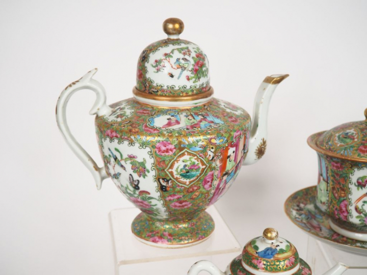 Partie de service à thé en porcelaine polychrome de canton de style fa