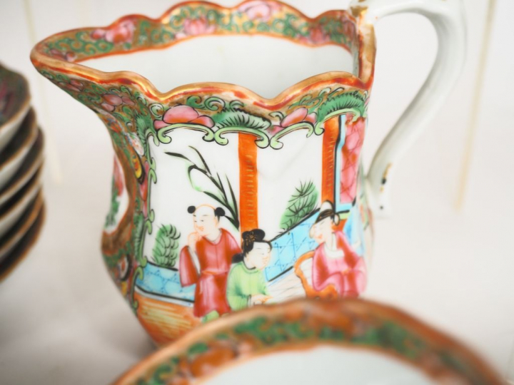 Partie de service à thé en porcelaine polychrome de canton de style fa
