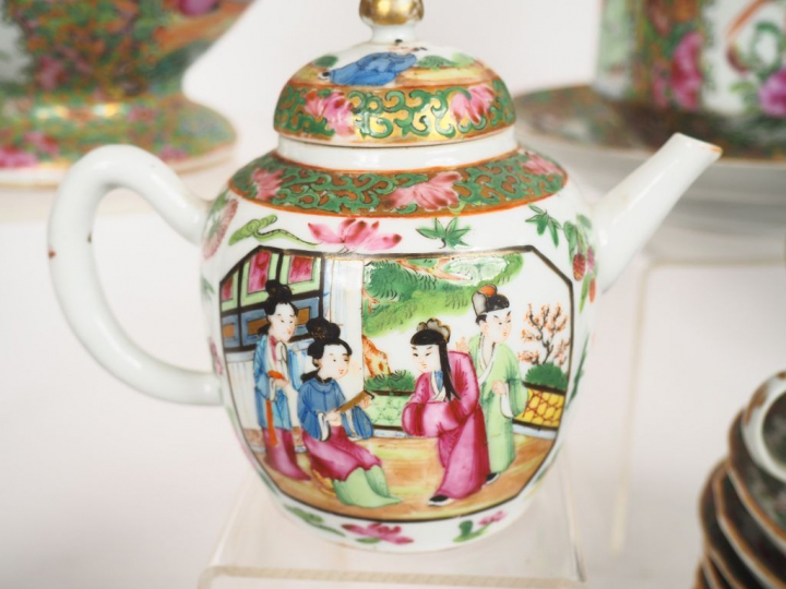 Partie de service à thé en porcelaine polychrome de canton de style fa