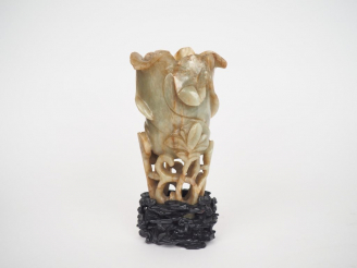 Vente aux enchères Chine,  fin XIXe siècle,  Vase en jade céladon veiné de rouille repren