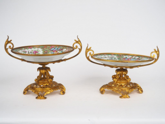 Vente aux enchères 2 différentes assiettes montées en porcelaine polychrome de canton de 