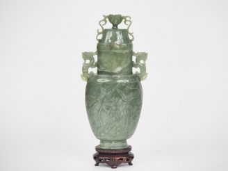 Vente aux enchères Chine XXe siècle, Vase couvert en jadéite verte veiné de blanc à décor