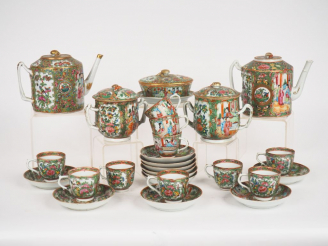Vente aux enchères Partie de service à café en porcelaine polychrome de canton de style f
