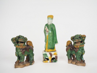 Vente aux enchères Chine, époque Kangxi (1661-1722) Paire de chiens de fô et dignitaire e
