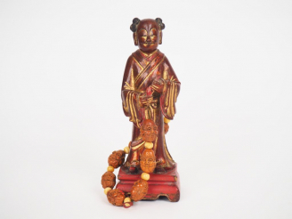 Vente aux enchères Chine, vers 1900 Sujet en bois laqué rouge et doré représentant un des