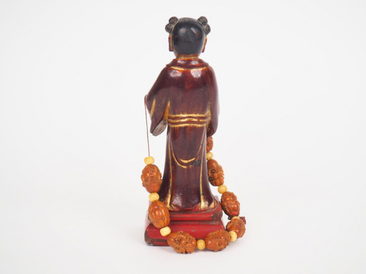 Chine, vers 1900 Sujet en bois laqué rouge et doré représentant un des