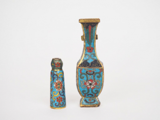 Vente aux enchères Chine, XVIIIe siècle Deux petits vases en bronze et émaux cloisonnés à