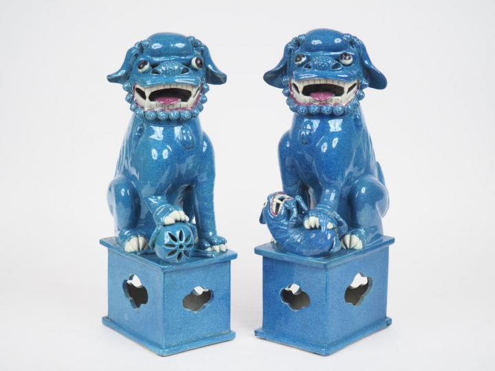 Chine, fin XIXe siècle,  Couple de chiens de fo en porcelaine dite  « 