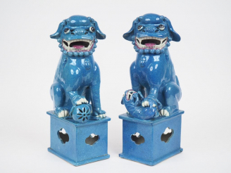 Vente aux enchères Chine, fin XIXe siècle,  Couple de chiens de fo en porcelaine dite  « 