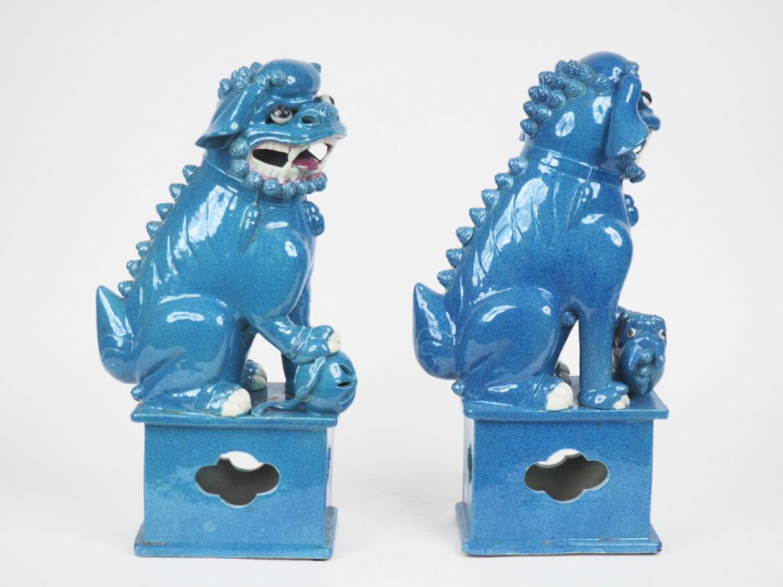 Chine, fin XIXe siècle,  Couple de chiens de fo en porcelaine dite  « 