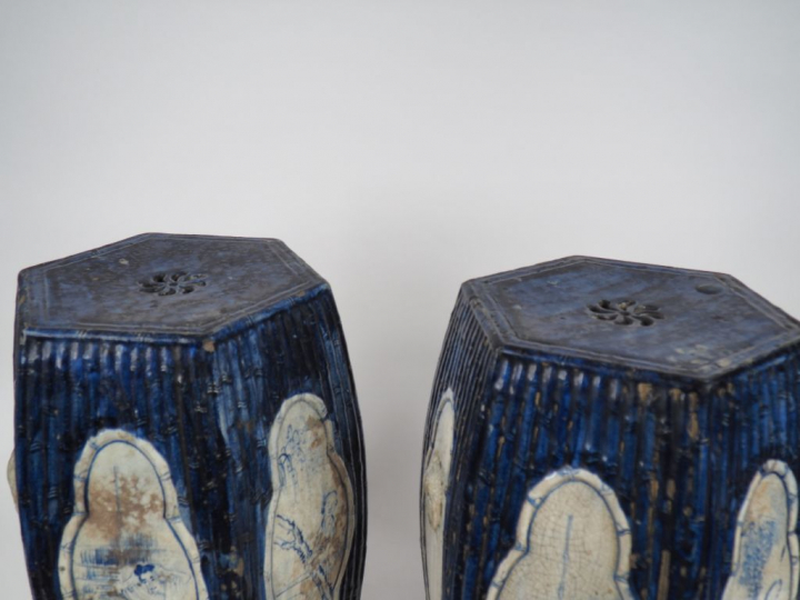 Chine, fin XIXe siècle, Paire de tabourets en porcelaine émaillée bleu