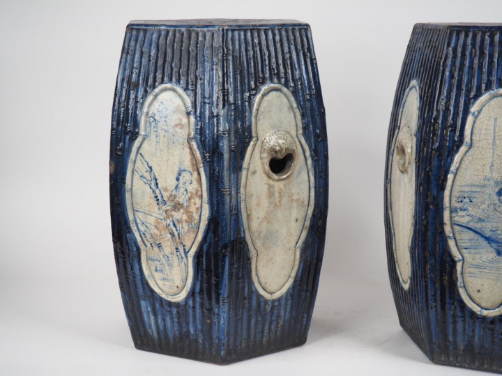 Chine, fin XIXe siècle, Paire de tabourets en porcelaine émaillée bleu