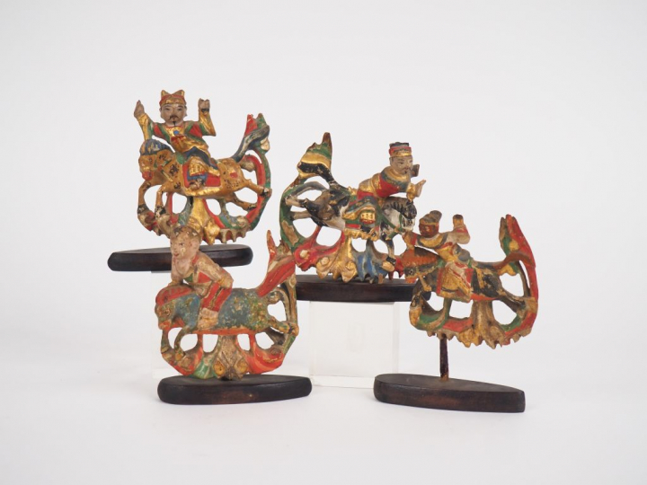 4 petits sujets en bois laqué et doré figurant des cavaliers. Chine XI