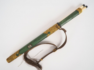 Vente aux enchères Nécessaire à pique-nique en galuchat et cuivre doré à décor ciselé d'o