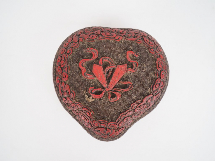 Chine XIXème siècle,  Boîte couverte en laque de Cinabre reprenant la 