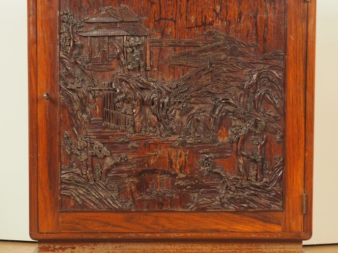 Panneau en bois finement sculpté représentant uin pavillon de lettré d