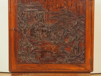 Vente aux enchères Panneau en bois finement sculpté représentant uin pavillon de lettré d