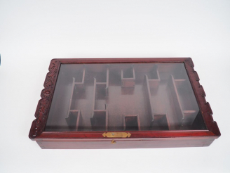 Vente aux enchères Vitrine murale ouvrant à 1 porte en bois. Chine vers 1950. Dim. 69 x 4