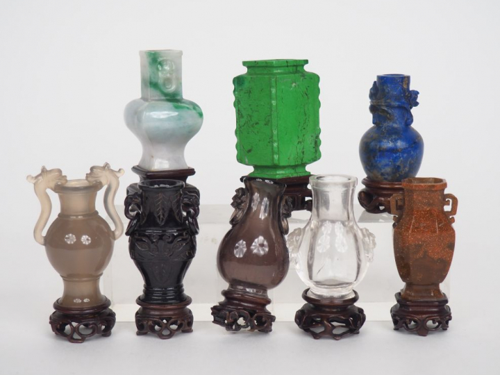 Chine Xxe siècle, Coffret Comprenant huit vases de maîtrise en pierres