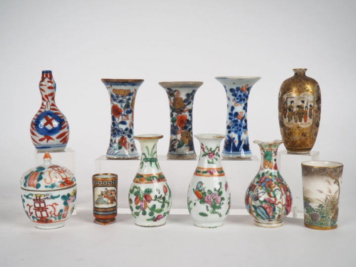 11 vases miniatures ou vase de maîtrise en porcelaine extrême orient. 