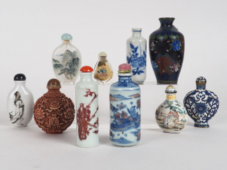 Vente aux enchères 10 tabatières en cuivre, porcelaine, émaux cloisonnées et verre. Dim. 