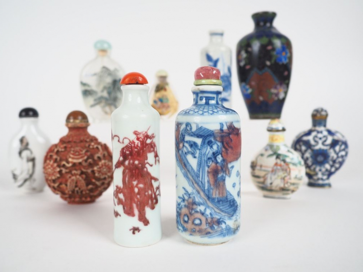 10 tabatières en cuivre, porcelaine, émaux cloisonnées et verre. Dim. 