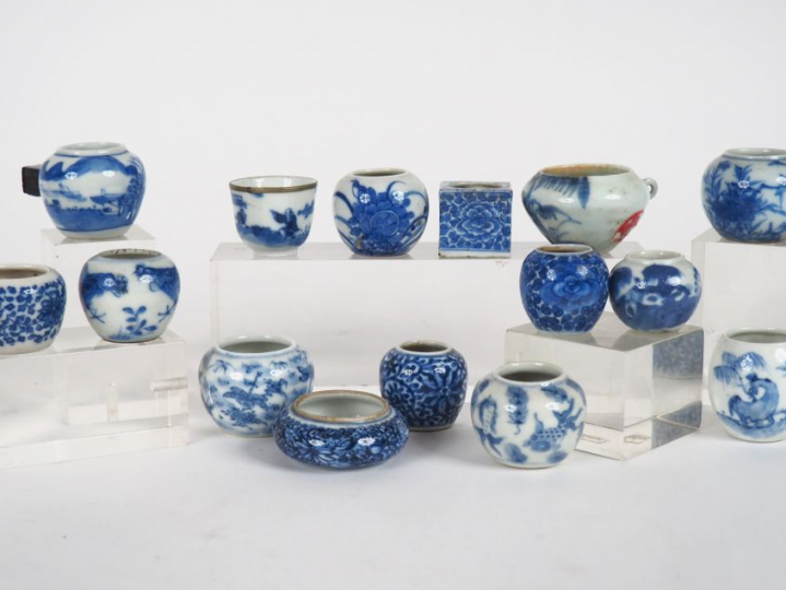 15 vases miniatures en porcelaine à décor en bleu et blanc de paysages