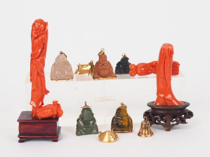 Chine vers 1900 Lot de pierres dures comprenant deux sujets en coraux 