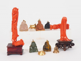 Vente aux enchères Chine vers 1900 Lot de pierres dures comprenant deux sujets en coraux 