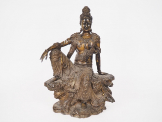 Vente aux enchères Chine, travail moderne,  Important sujet en bronze de patine clair rep