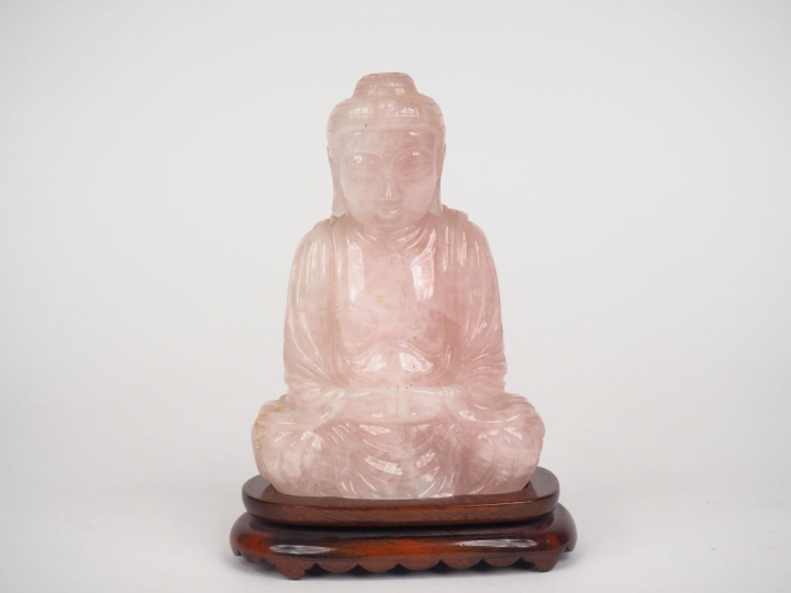 Chine, XXe siècle,  Sujet en quartz rose représentant bouddha assis le