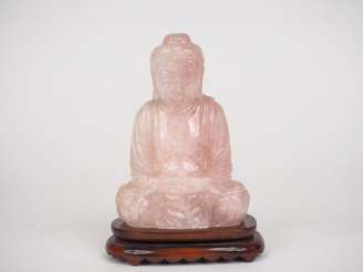 Vente aux enchères Chine, XXe siècle,  Sujet en quartz rose représentant bouddha assis le