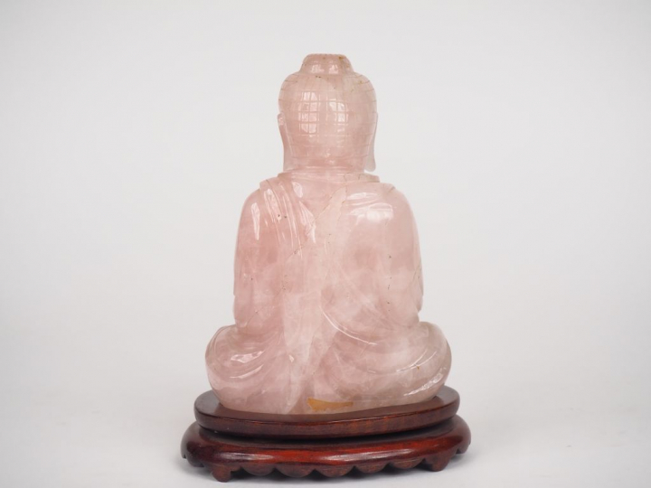 Chine, XXe siècle,  Sujet en quartz rose représentant bouddha assis le