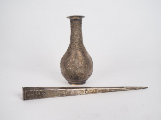 Vente aux enchères Petit vase en argent étranger en forme de gourde à long col en argent 