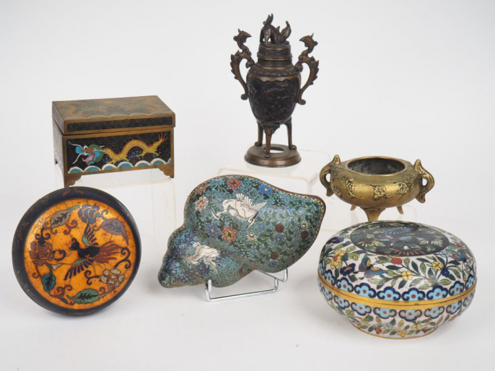 Lot d'émaux cloisonnées sur cuivre comprenant: 1 petit coffret rectang