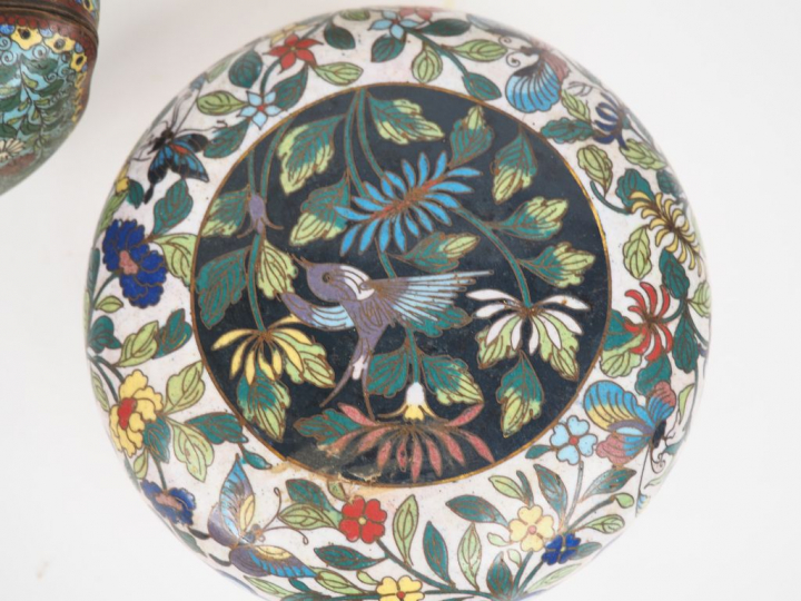 Lot d'émaux cloisonnées sur cuivre comprenant: 1 petit coffret rectang