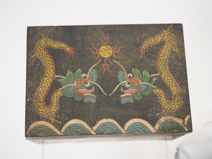 Lot d'émaux cloisonnées sur cuivre comprenant: 1 petit coffret rectang