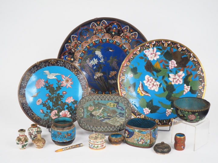 Ensemble de pièces en émaux cloisonnés sur cuivre :  3 plats circulair