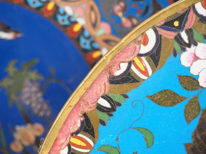 Ensemble de pièces en émaux cloisonnés sur cuivre :  3 plats circulair