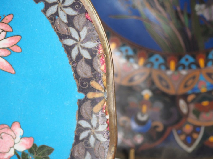 Ensemble de pièces en émaux cloisonnés sur cuivre :  3 plats circulair