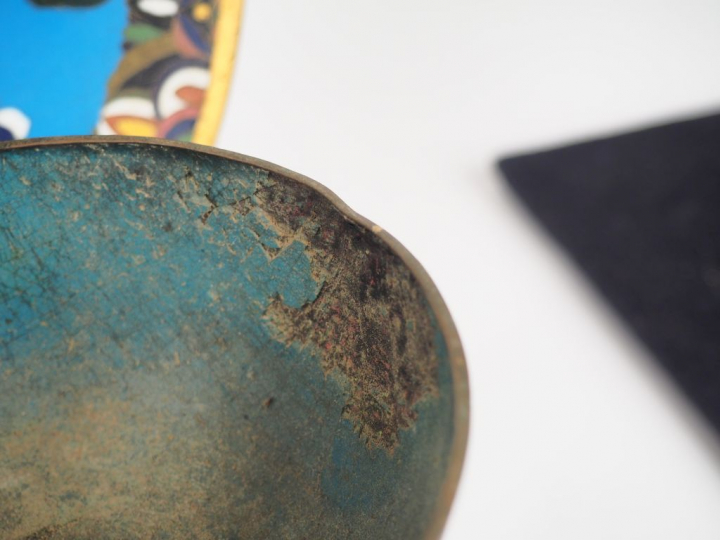 Ensemble de pièces en émaux cloisonnés sur cuivre :  3 plats circulair