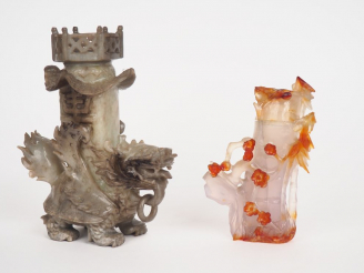 Vente aux enchères Petrit vase couvert en agate à l'imitation du Bambou. Dragon supportan